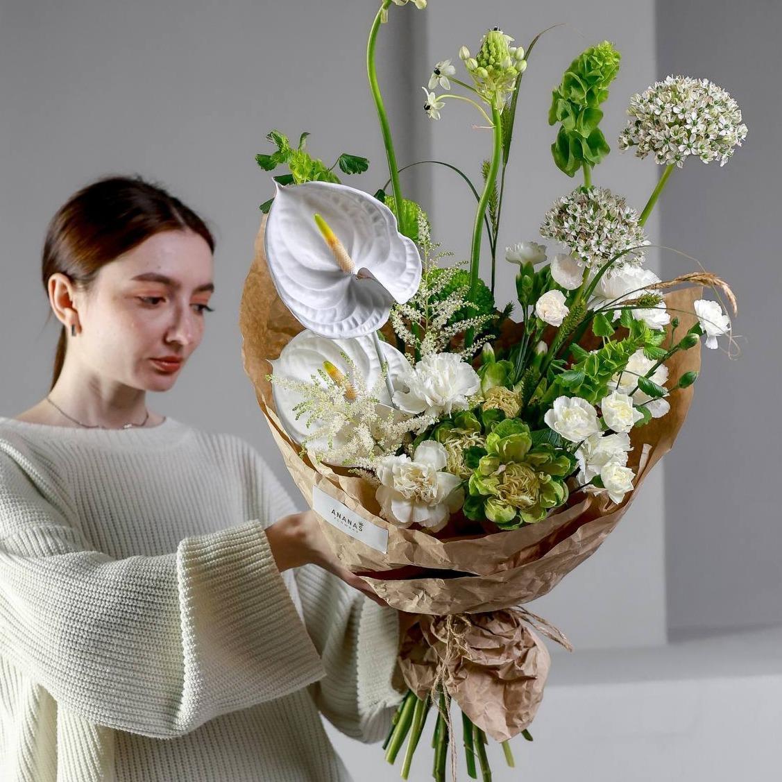 Авторский кулек с белоснежным антуриумом