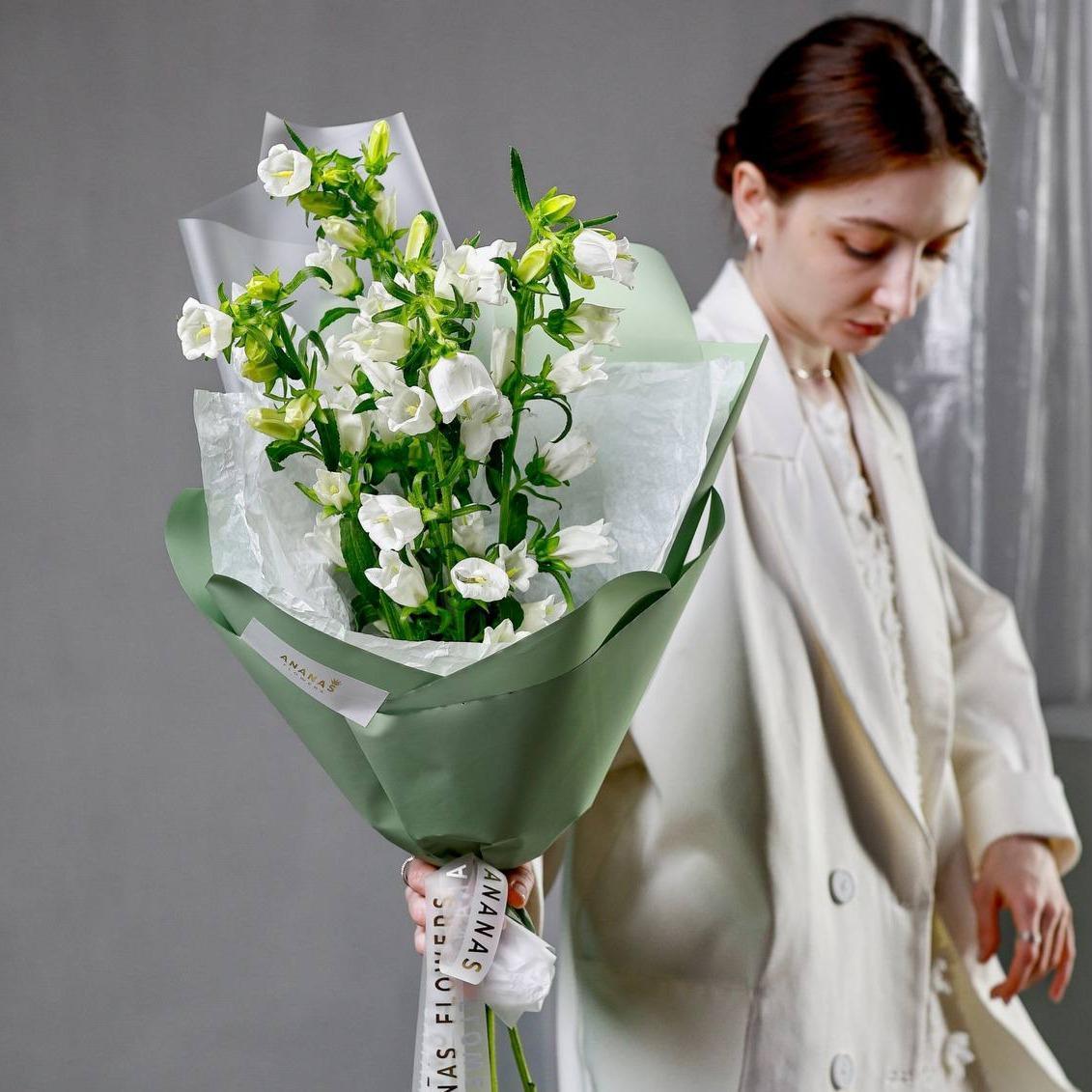 Монобукет с белой кампанулой (в трех размерах)