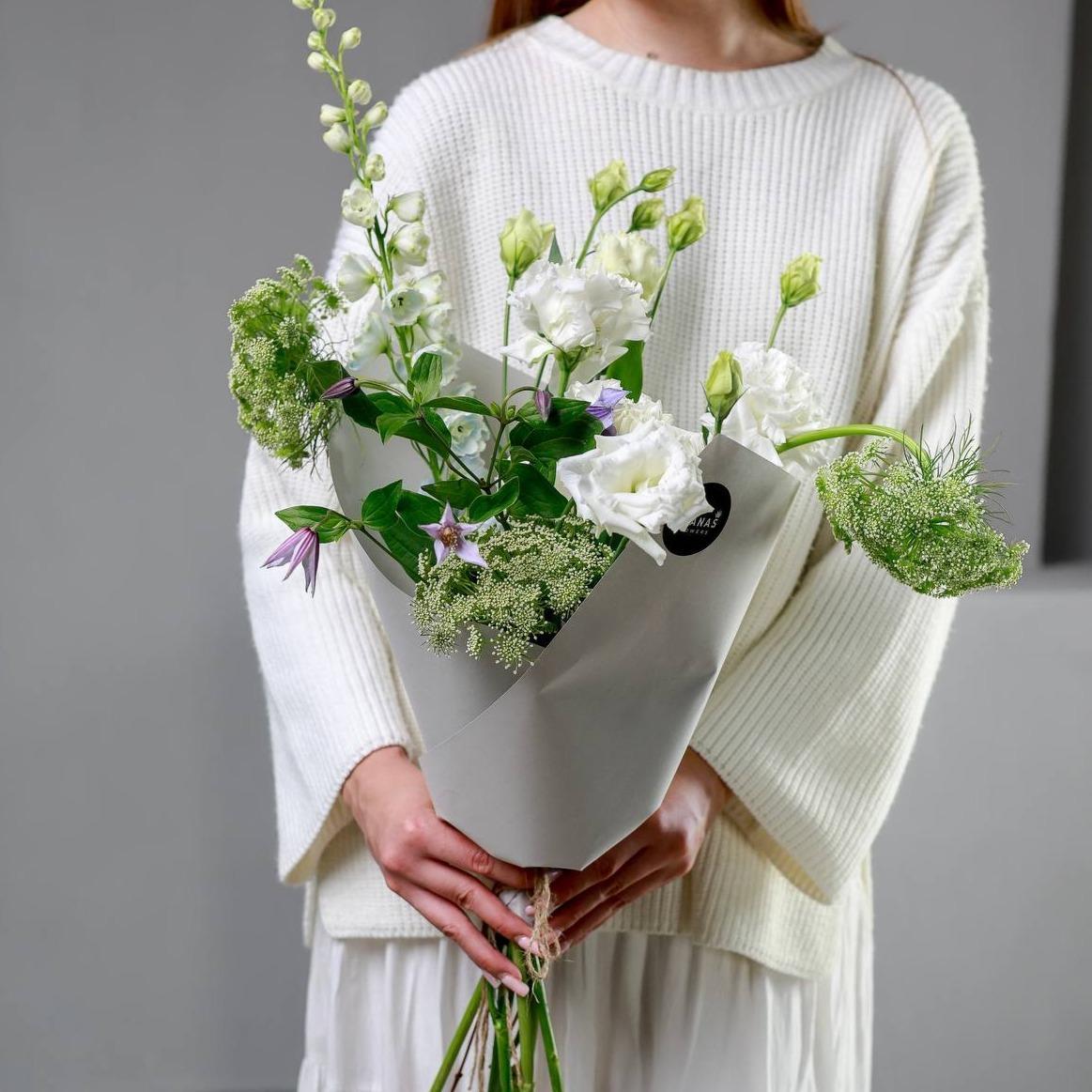 Авторский кулек с экзотичной стрелицией и дельфиниумом (в двух размерах)