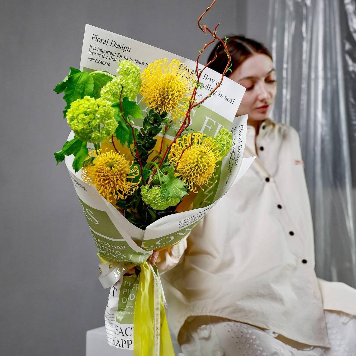 Авторский букет с жёлтыми нутанами и вибурном (в трех размерах)