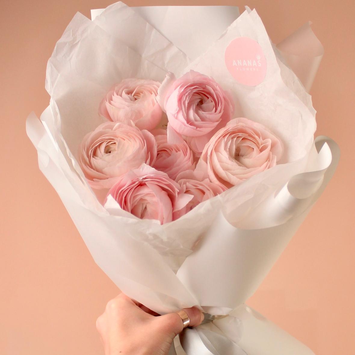 Монобукет из нежно-розовых ранункулюсов