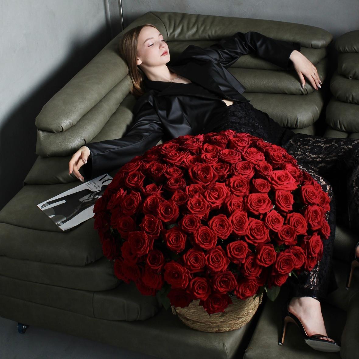 Композиция в корзине Любовь - это ты