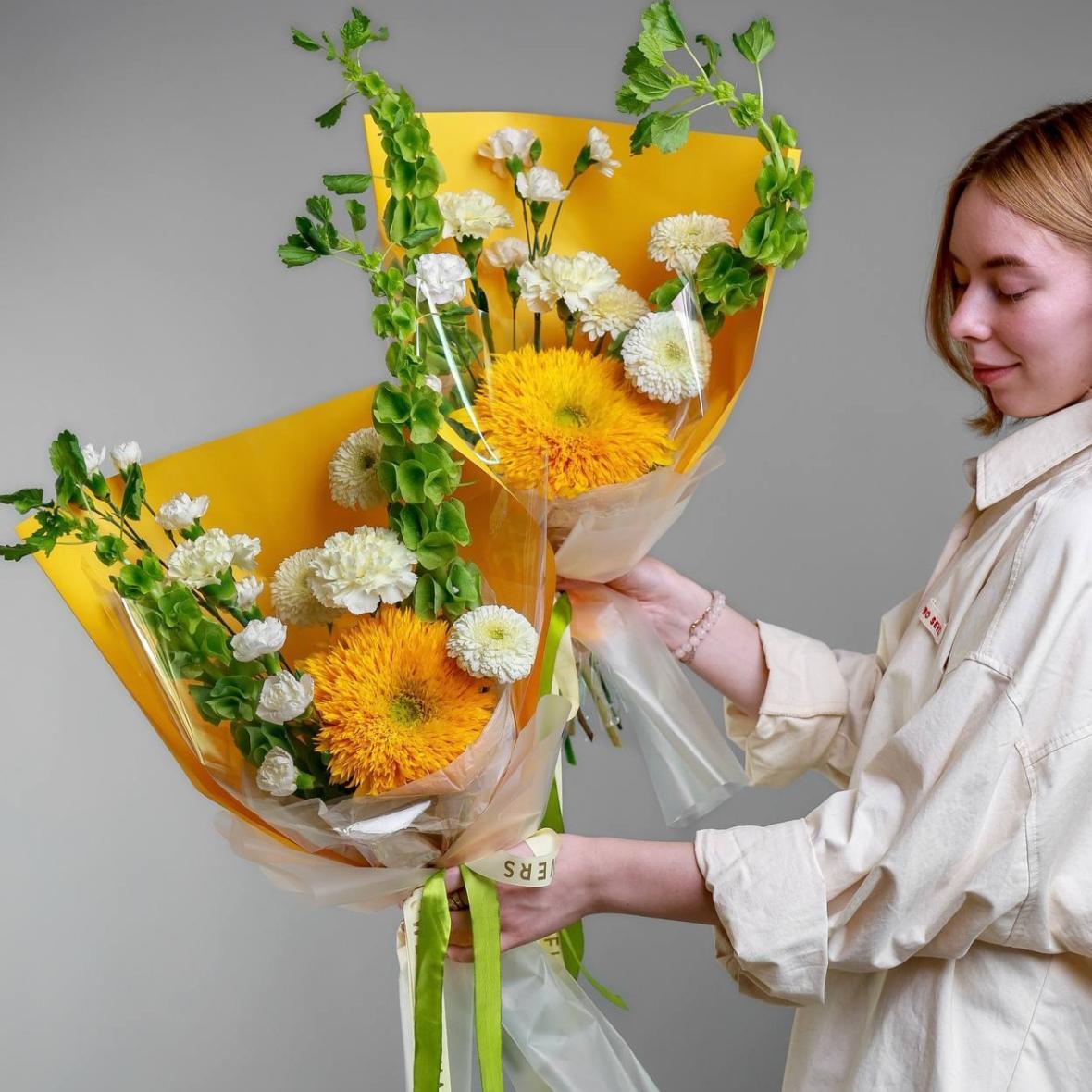 Авторский букет с подсолнухом и молюцеллой