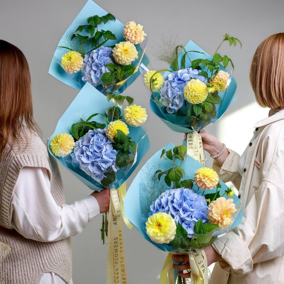 Осенний букет с георгинами и гортензией