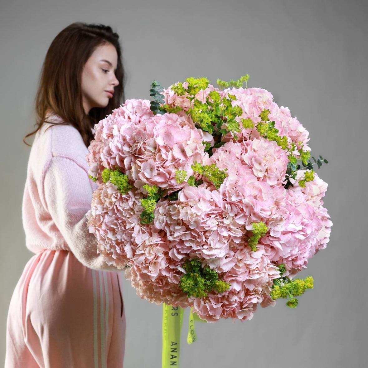 Букет с гортензией и буплерумом