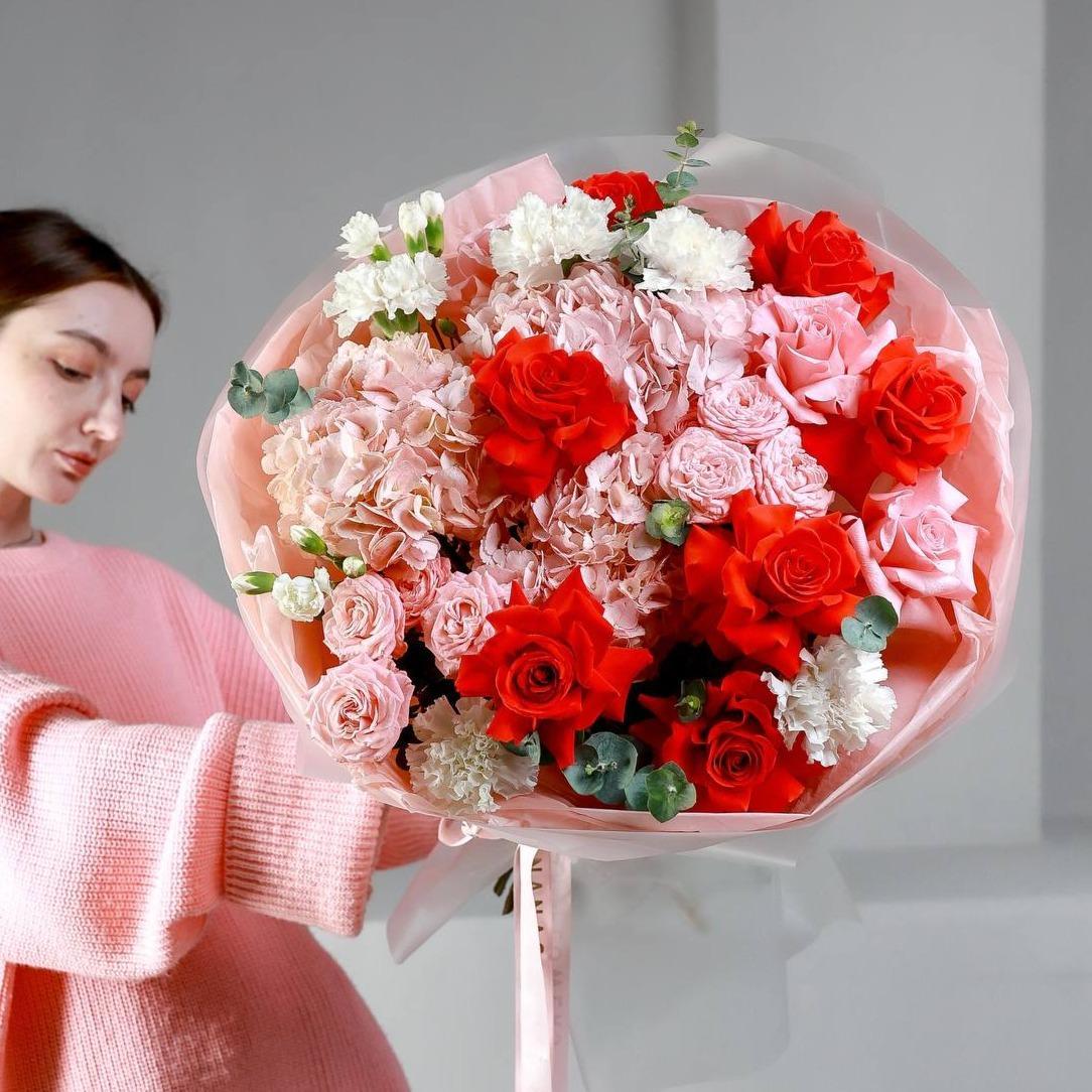 Авторский круглый букет с гортензией и розами (в двух размерах)