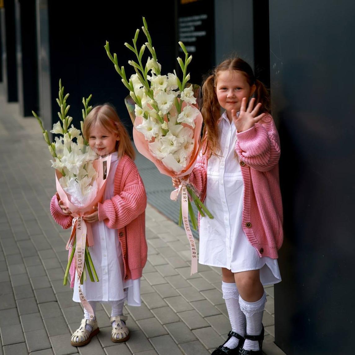 Монобукет из 5 белых гладиолусов