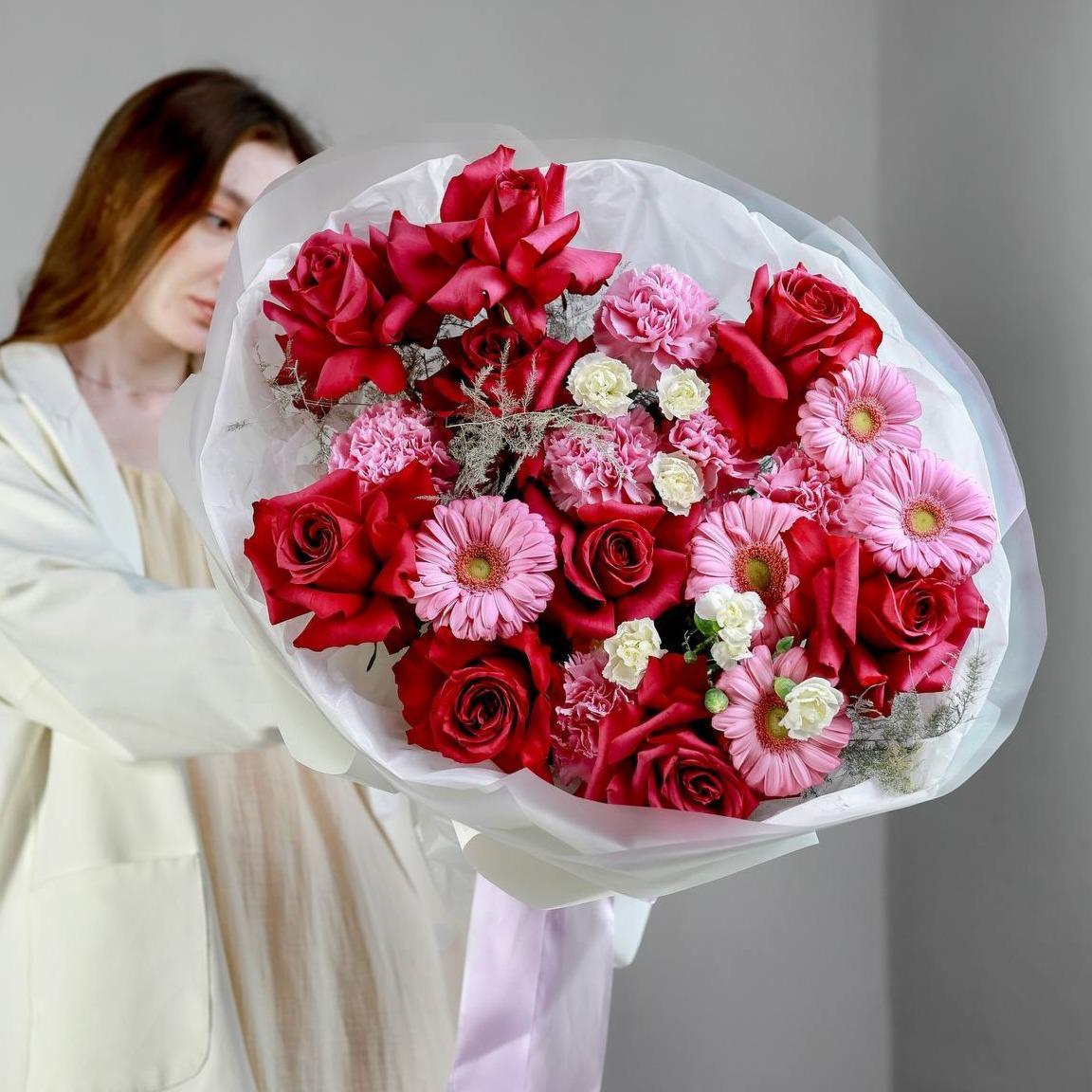 Авторский круглый букет с малиновыми розами (в двух размерах)