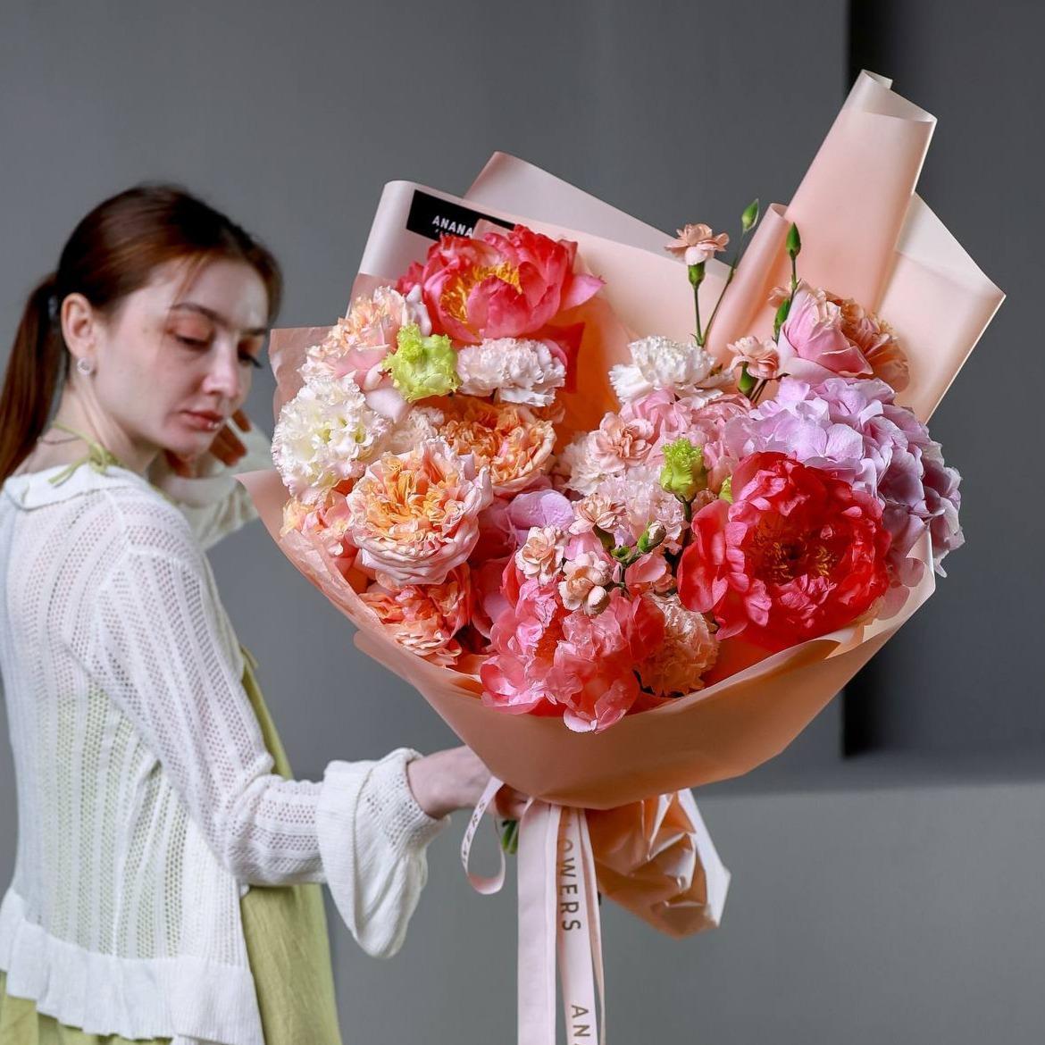 Авторский букет с пионами Coral Charm