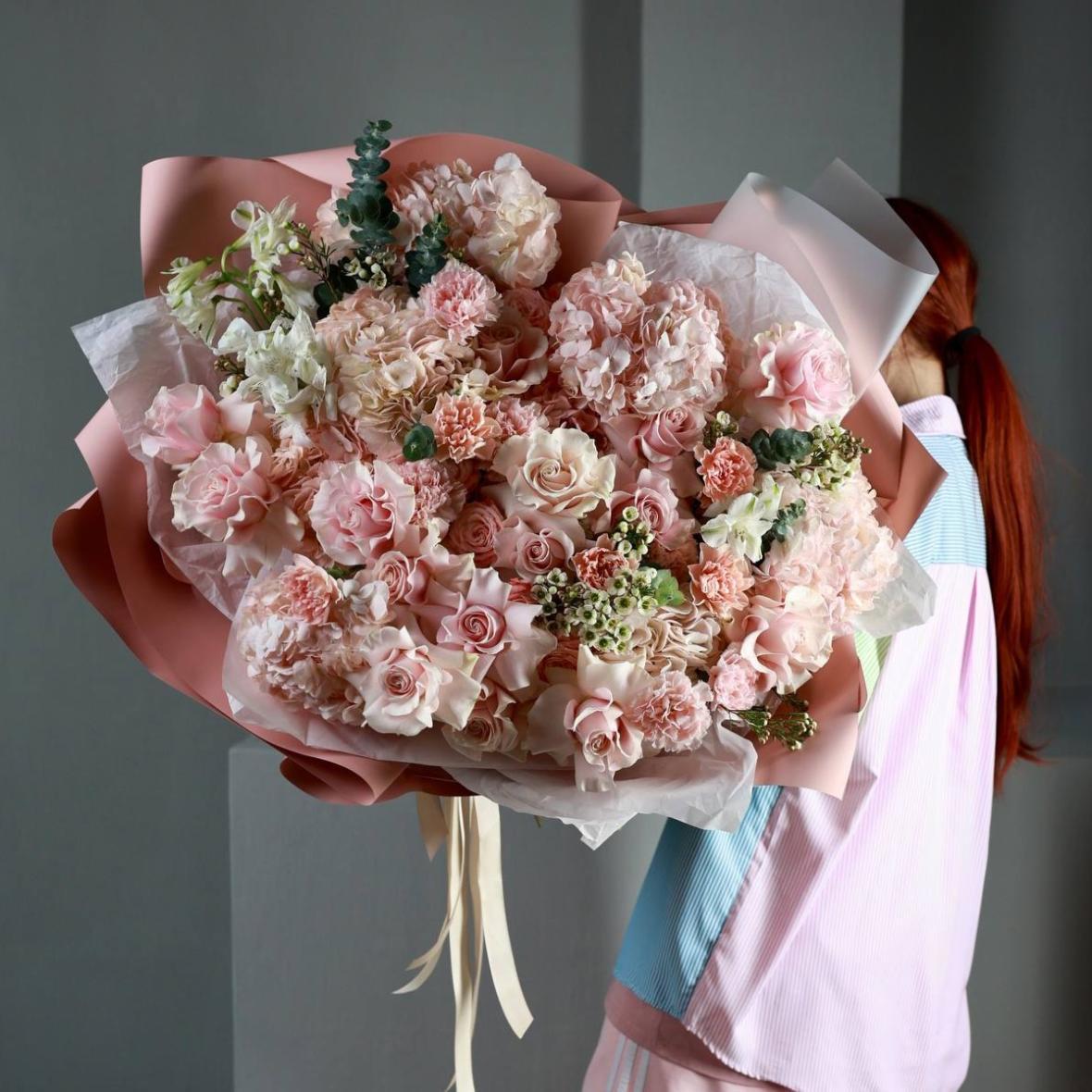 Авторский нежный букет с гортензиями и розами