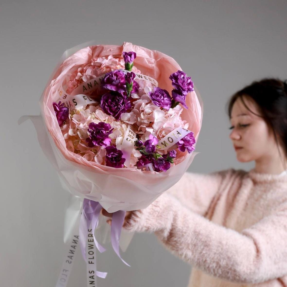 Дуобукет из гортензий и диантусов (в линейке в двух размерах)