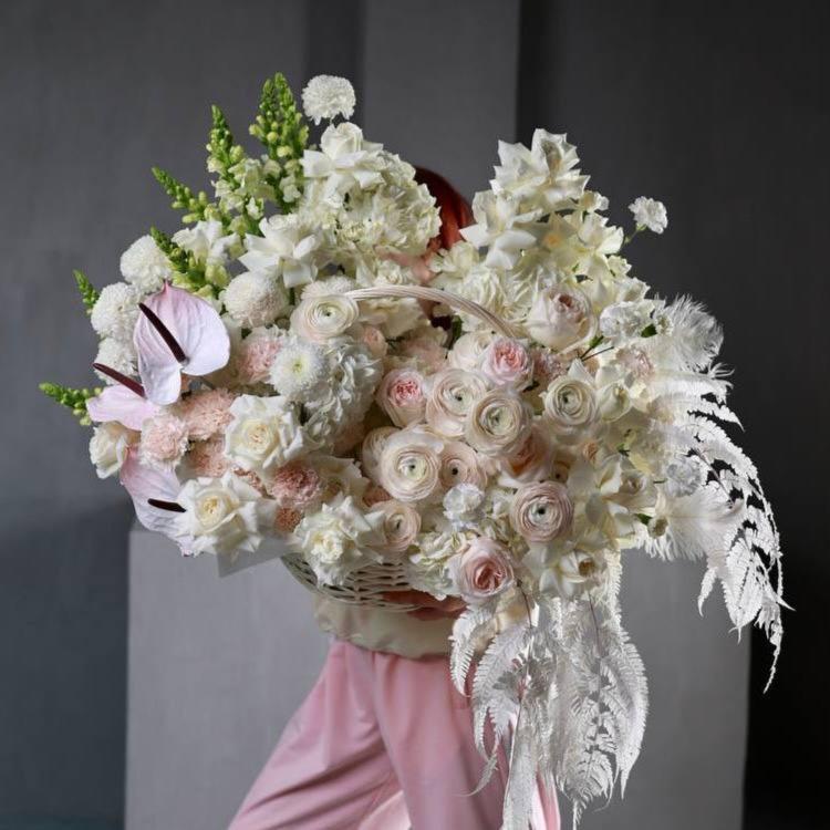 Авторская композиция в корзине с ранункулюсами