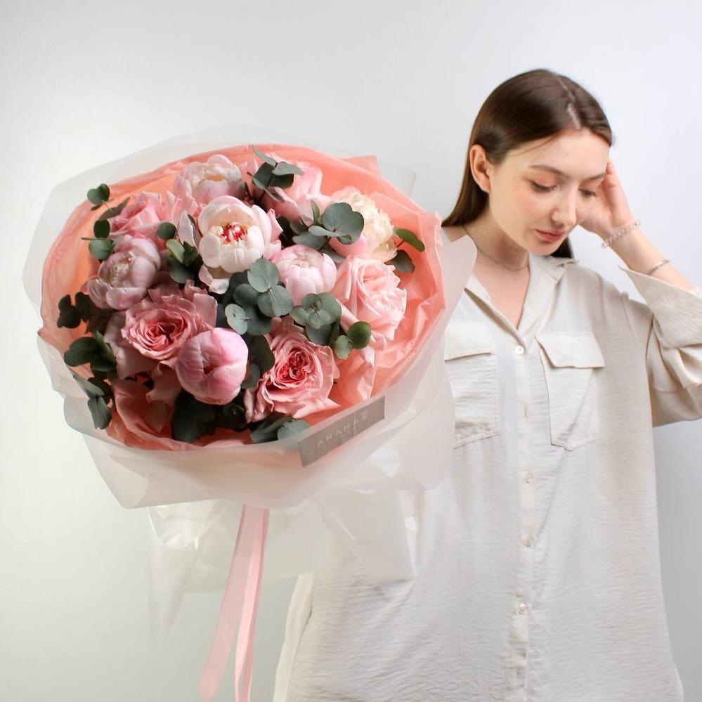 Авторский букет из пионов и роз